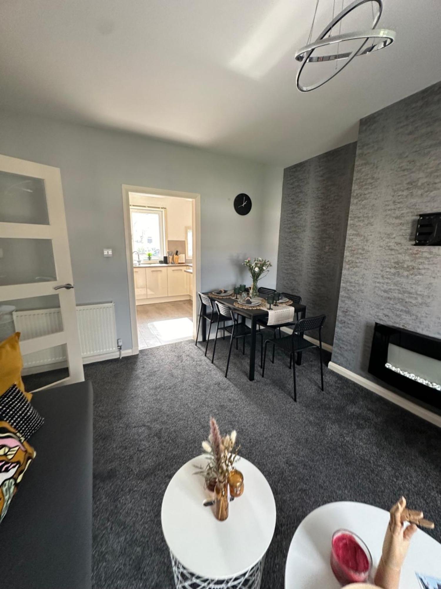 Glasgow Modern Style Home , Separate Entrance Bagian luar foto